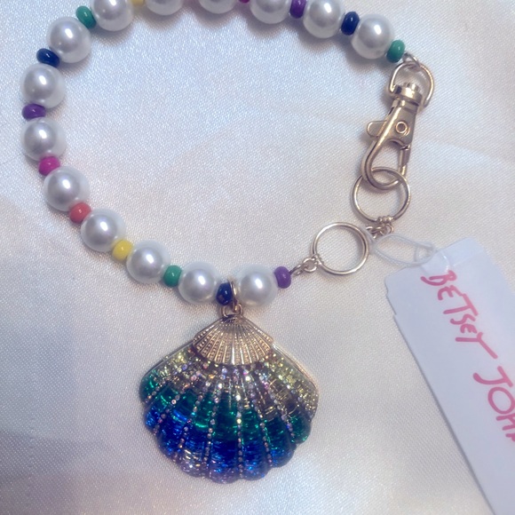 Betsey Johnson Gold Tone & Faux Pearl Betsey’s Beach Bracelet Seashell Charm NWT - Picture 7 of 12